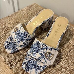 GUESS Blue Floral Block Heel Mules – Size 8.5 🦋